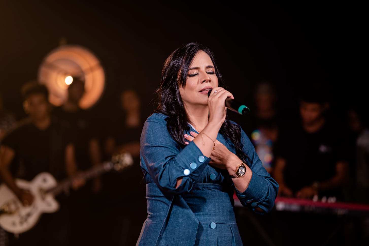 A cantora Sara Santos lança o single “Pai, Estou De Volta”