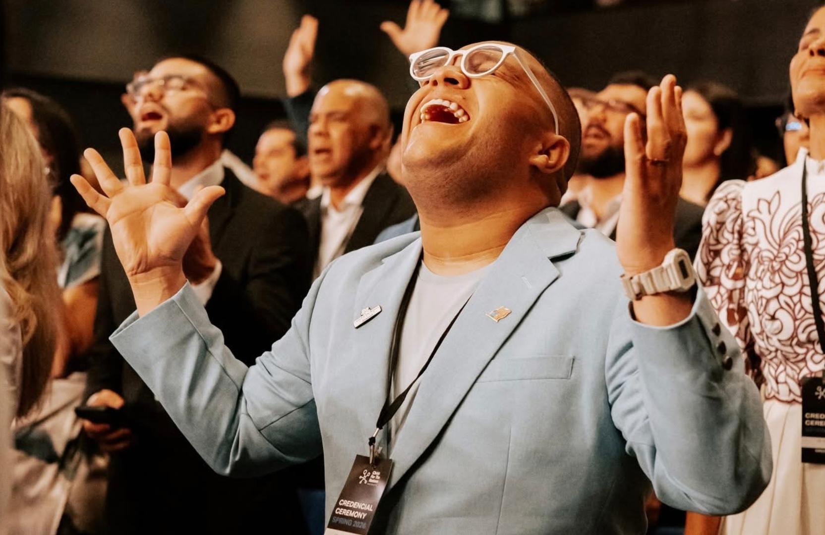 Cantor e pastor Douglas Borges recebe consagração pastoral americana pelo CFNI