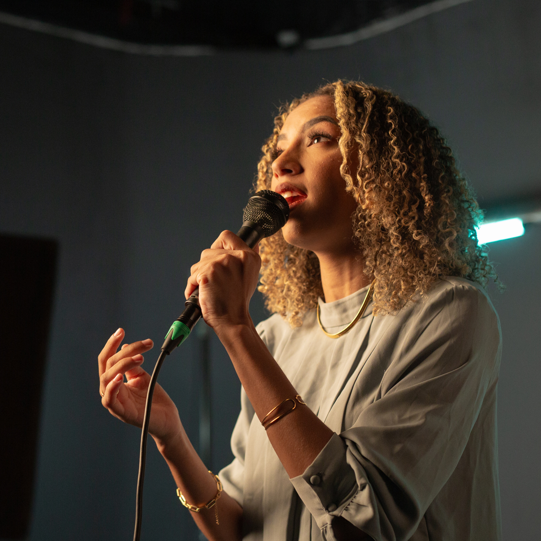 Nathálya Peçanha proclama uma vida com fé e perseverança na canção “Só Parece”