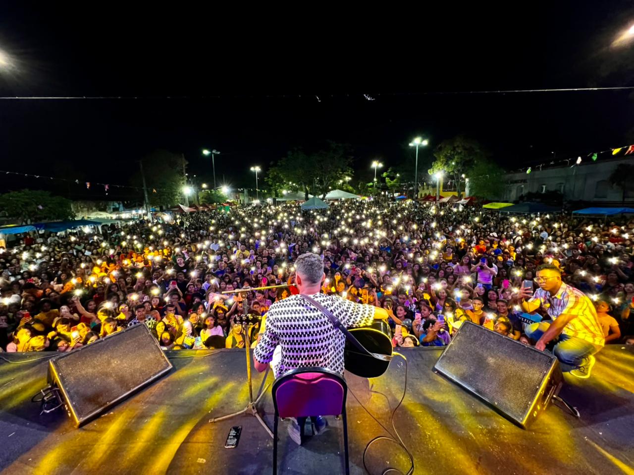 O cantor Jessé Aguiar reúne milhares de pessoas no interior do Maranhão