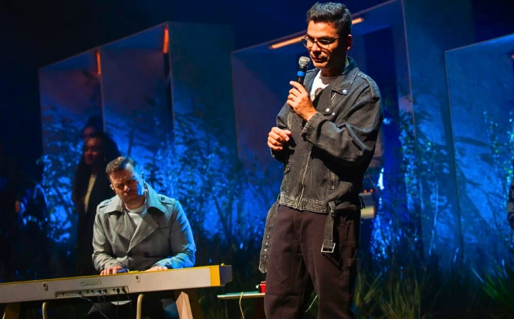 Paulo César Baruk e Leandro Rodrigues cantam medley que emociona e traz esperança